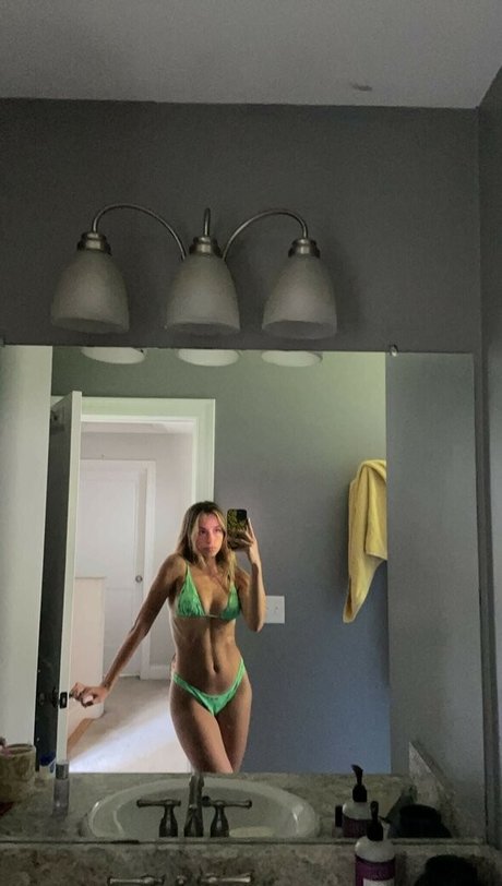 flugbegleiterin onlyfans kostenlose nackt foto