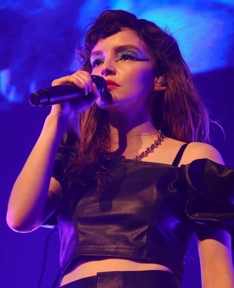 Lauren Mayberry perfekte xxx galerie