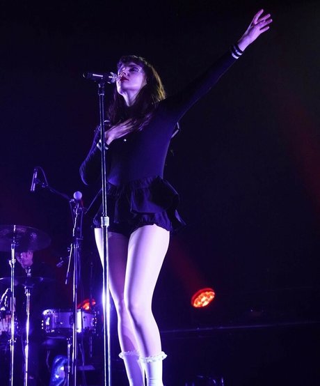 Lauren Mayberry erwachsene nackte galerien