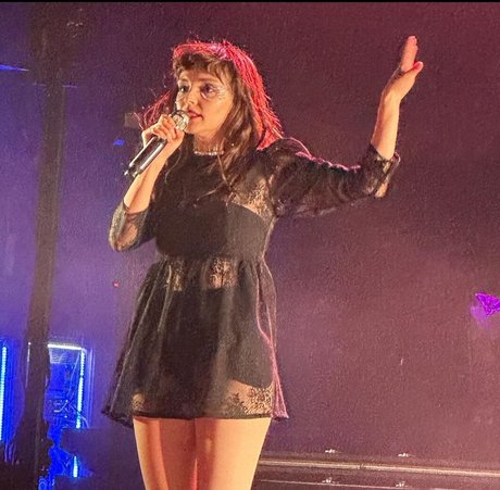 Lauren Mayberry schöne heiße galerie