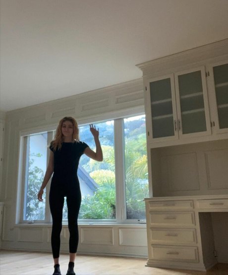 Willow Shields top sexy foto