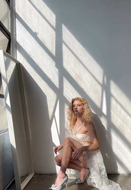 Willow Shields erwachsene kunst foto