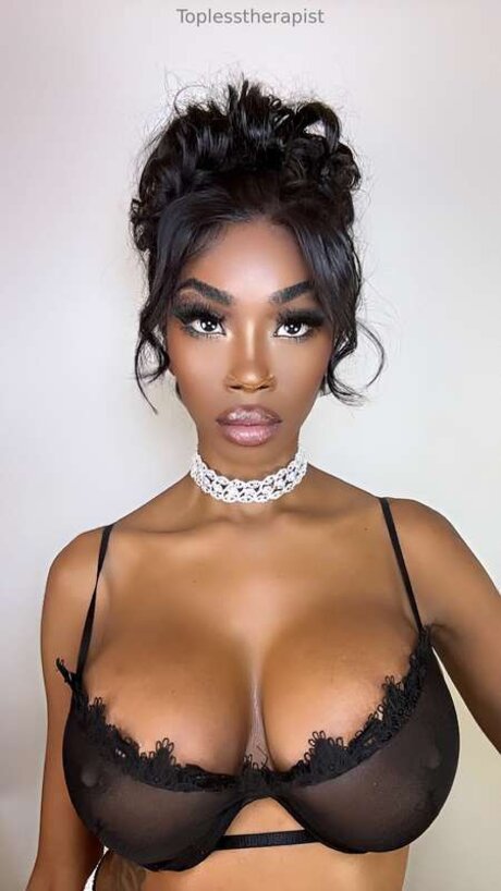 Toplesstherapist model nackt foto