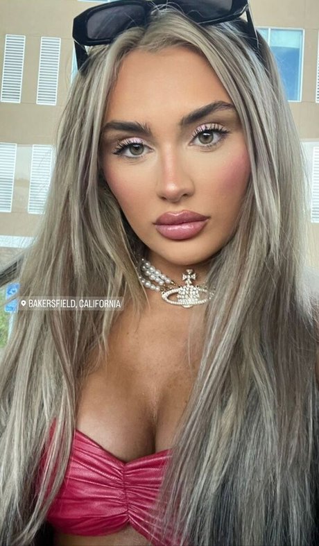 Tiffany Stratton perfekte akt archiv