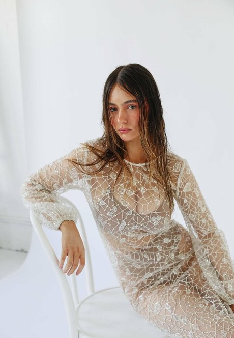 Ella Cervetto schöne heiße bild