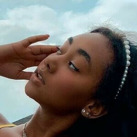 Elizabeth Anorue hübsche erotische bild