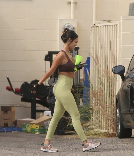 Emily Tosta sexy top fotos