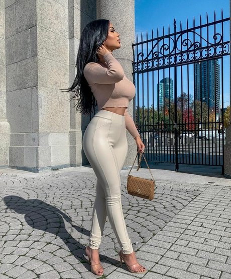 Aneeqa Farid model nackten galerien