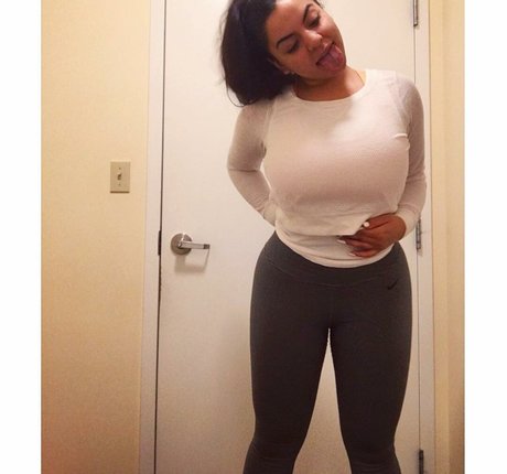 iloveteniah model nackten foto