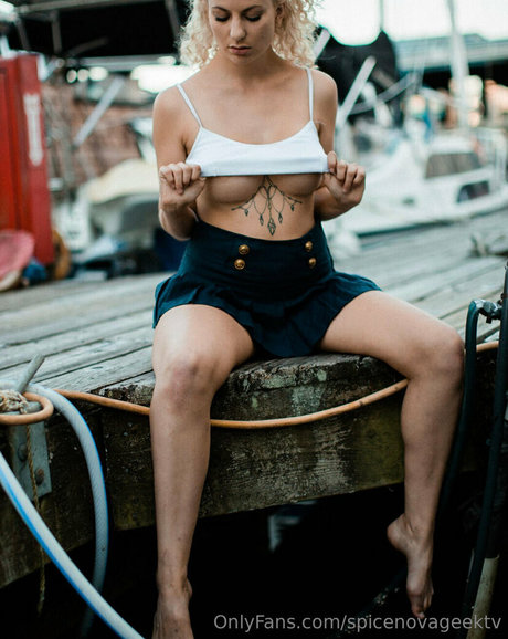 spicenovageektv hübsche akt bilder