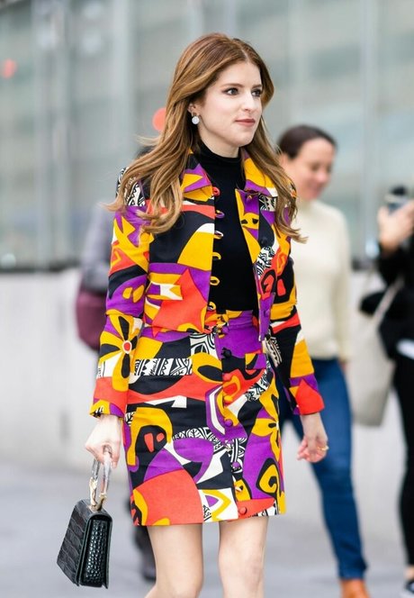 Anna Kendrick model sexy bild