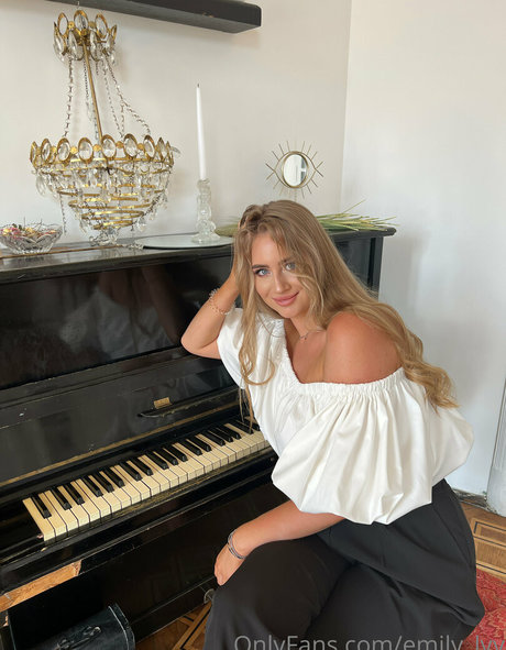 emily lyy erwachsene perfekte bild