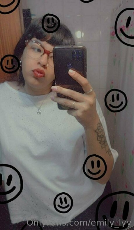 emily lyy nackt top foto