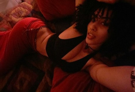 Aaliyeezy model porno galerie