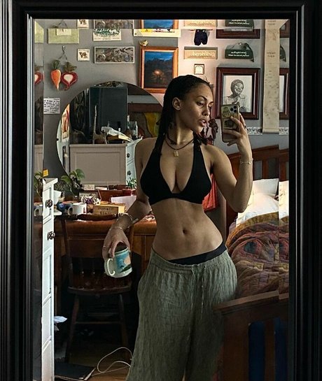 Aaliyeezy model schöne bild