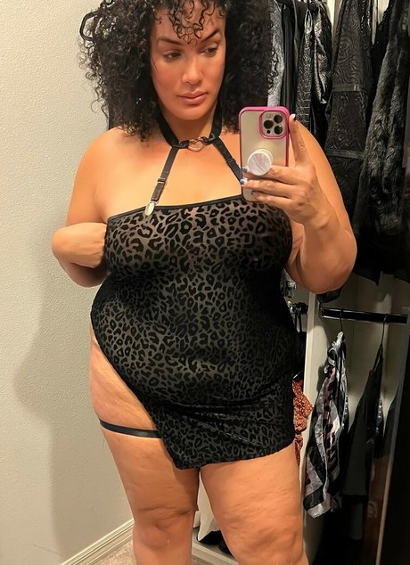 Nia Jax schöne nackte foto