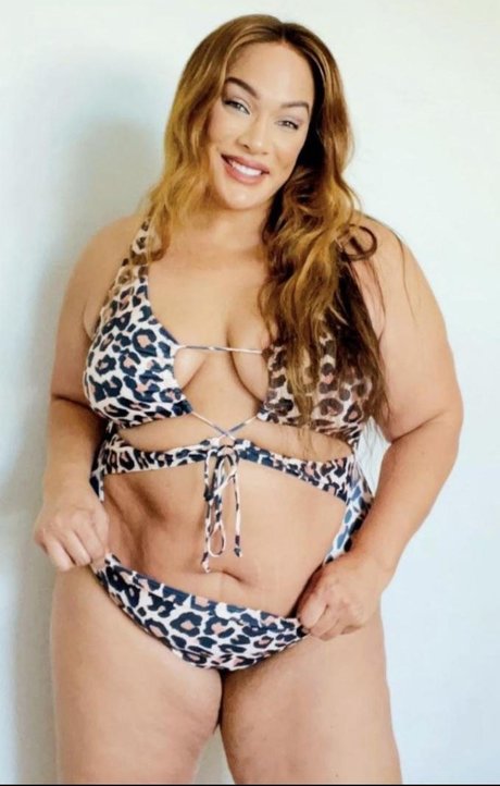 Nia Jax top porno bild