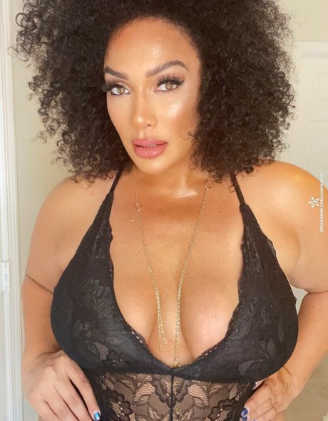 Nia Jax exklusive sexy galerie