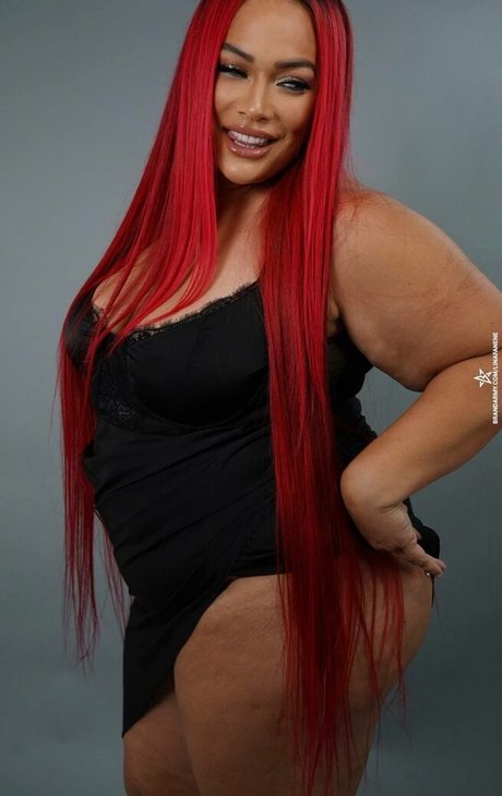 Nia Jax erotische sex bilder