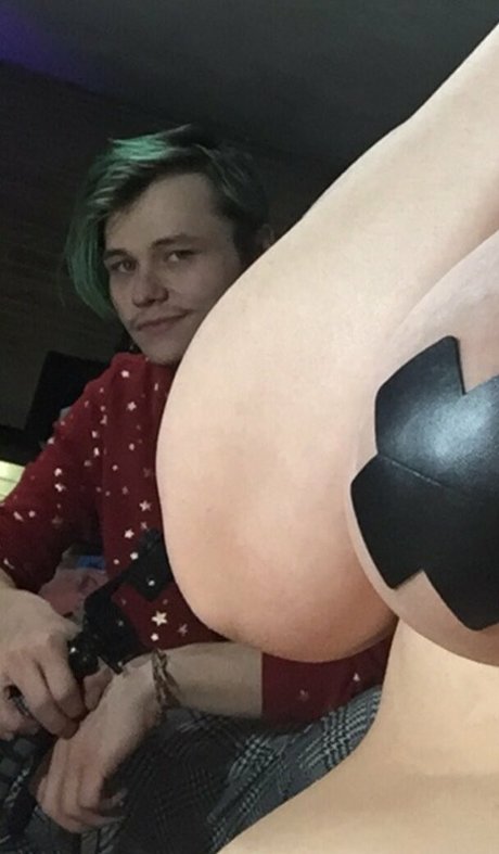 tinysatan nacktheit perfekte bild