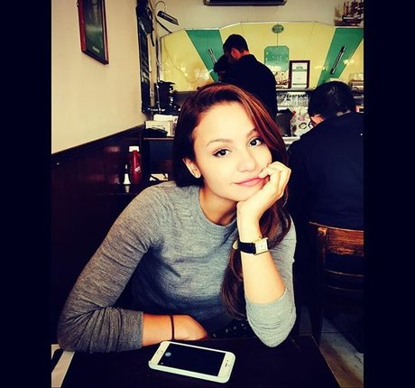 Aimee Carrero model hd bild