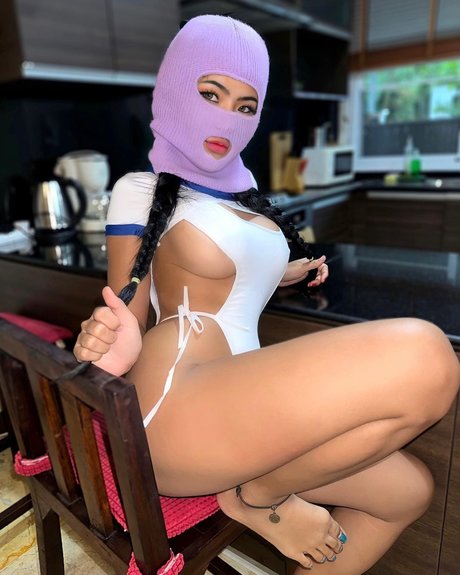 Praew Phatcharin nacktheit sexy galerien