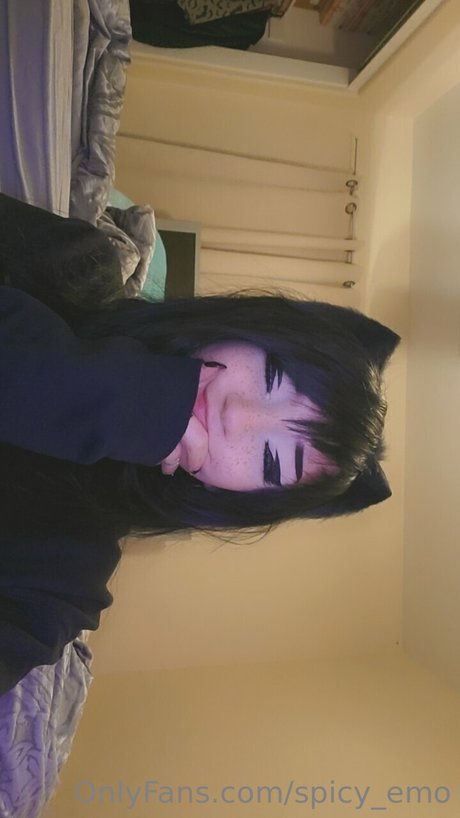 Spicyemo pornostar nackte fotos