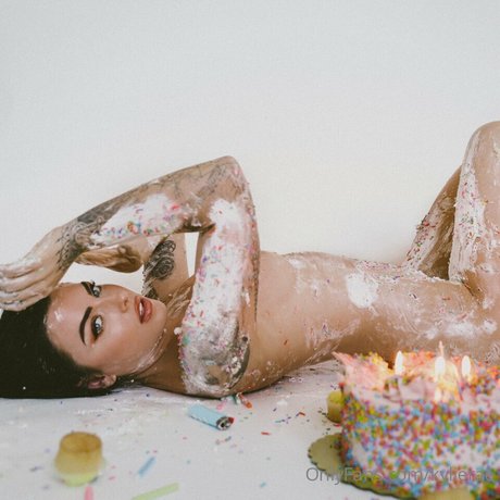 Kylie Rae model kunst galerie