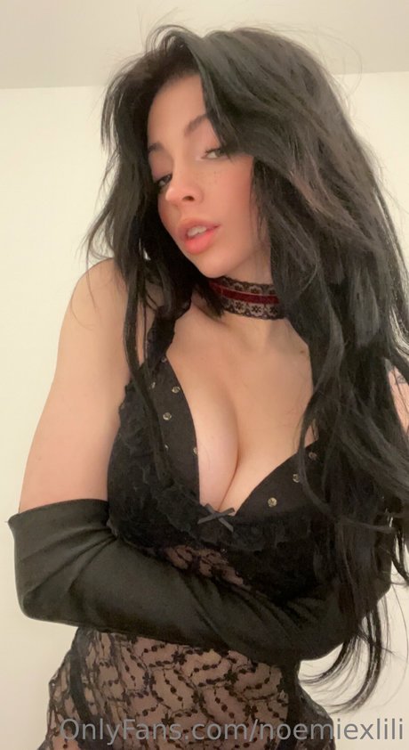 noemiexlili pornostar top foto