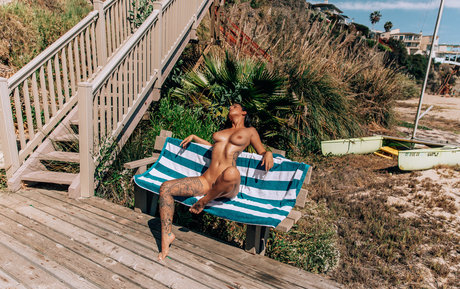 Reed Suicide model sexy galerien