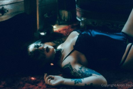 Arryn Zech nackt akt archiv