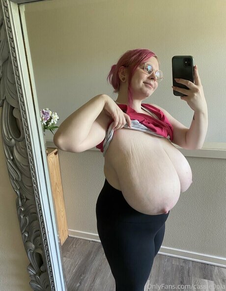 Cassie0pia schauspielerin akt foto