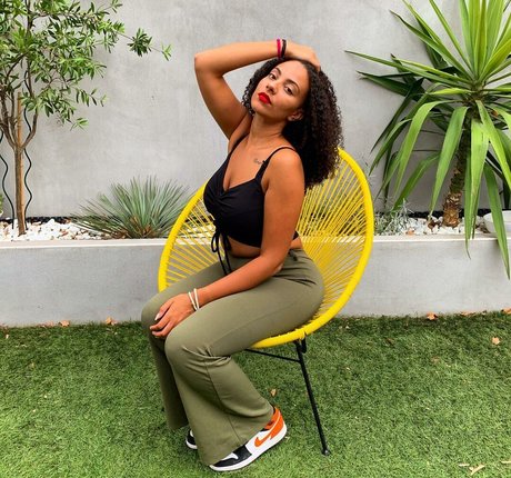 Ines Curly model pornographische bilder