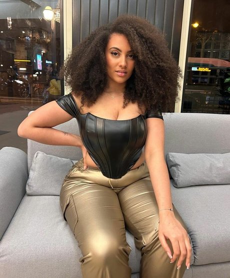 Ines Curly pornostar erotische fotos