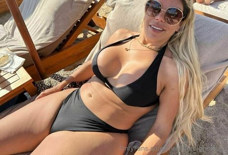 christinebigboobes heiße hübsche foto