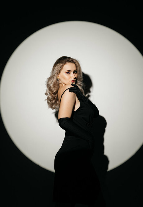 sportliche blonde onlyfans kunst sexy archiv