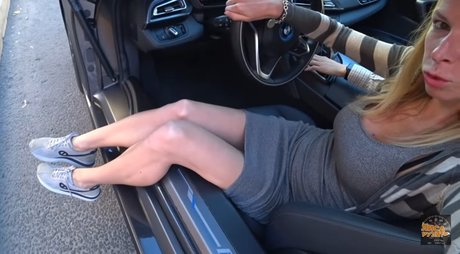 Lisarulit model akt foto