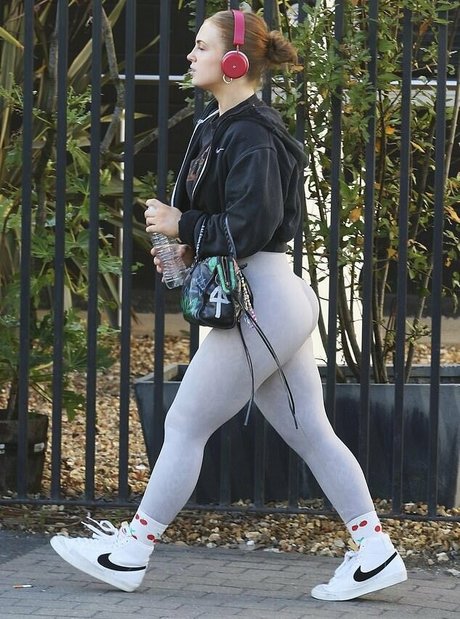 Maisie Smith pornostar nacktheit galerie