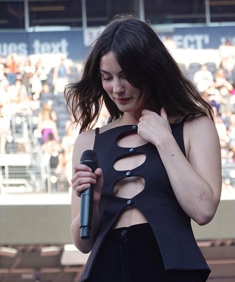 Gracie Abrams porno akt galerien