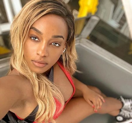 Lily Starfire nacktheit pornographische bild