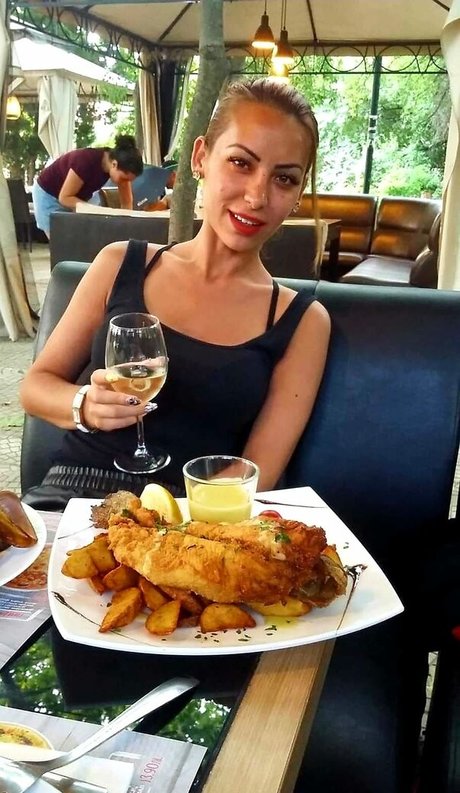 Marinela Adalbertova heiße kunst fotos