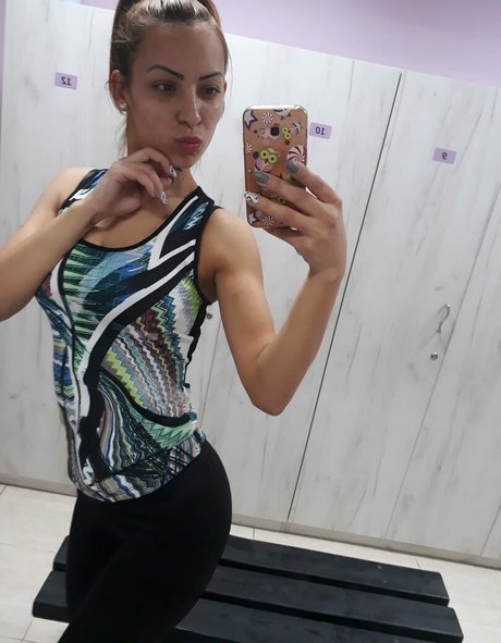 Marinela Adalbertova erwachsene freie bilder