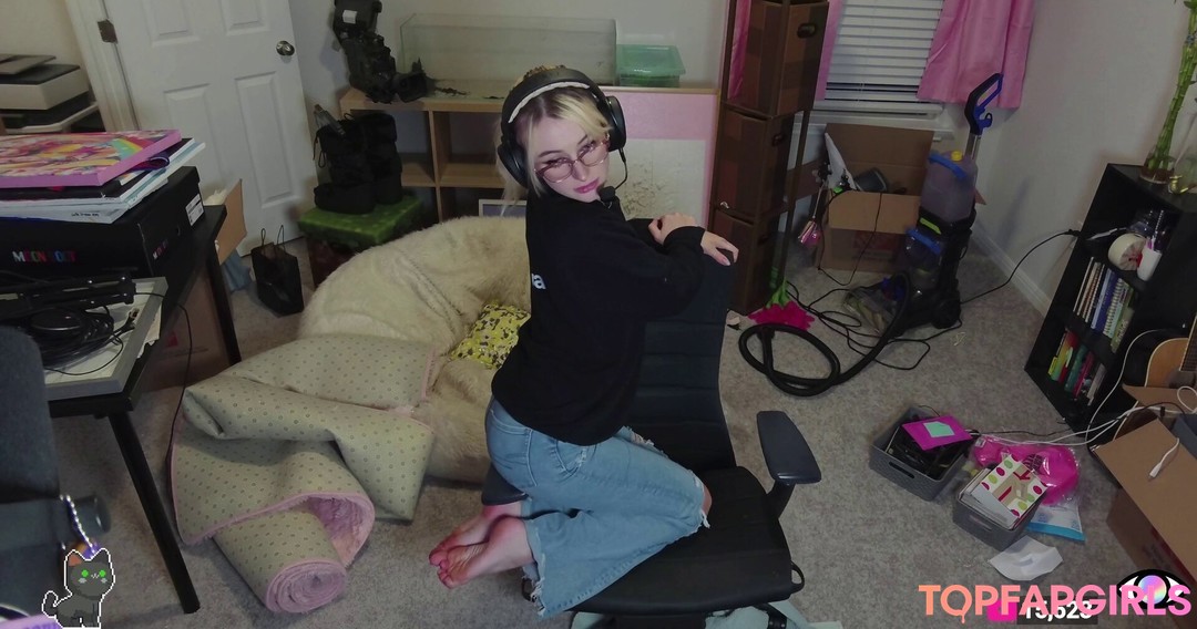 Adrianah Lee nackt kunst bild