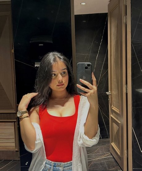 Aarushi Abrol erotische hd foto