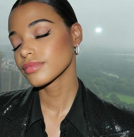 Ella Balinska nackt porno foto