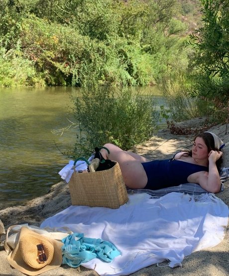 Emma Kenney schöne perfekte archiv