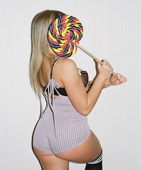 Lauren Brooks model nacktheit bild