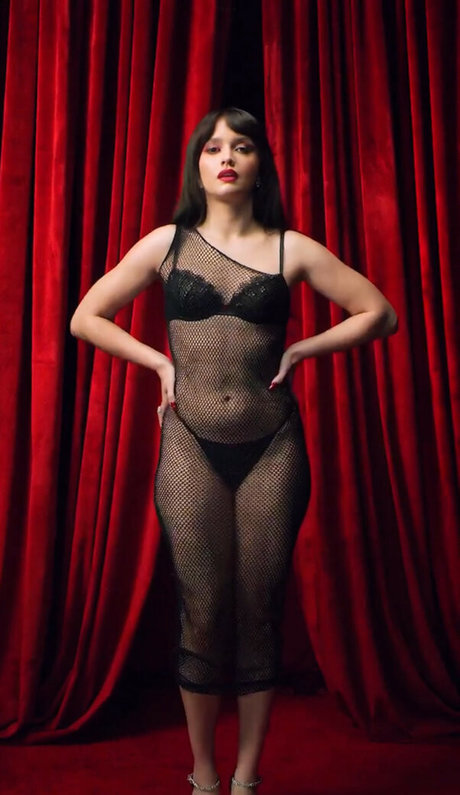 Olivia Cooke model akt galerien