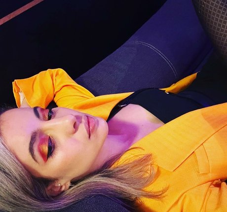 Laure Valee nackt schöne foto