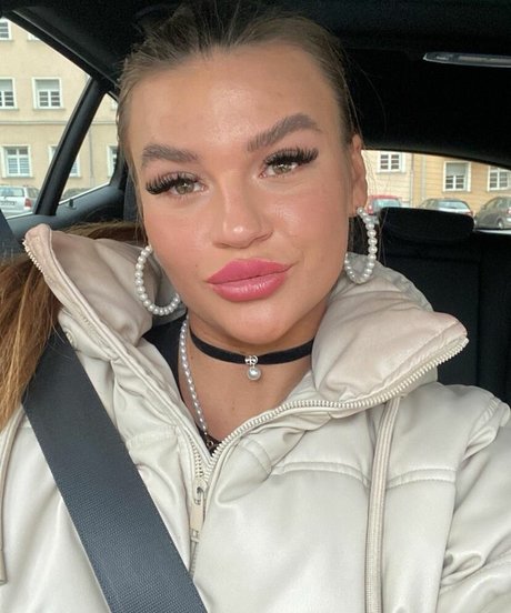 brünette zierlich nur fans perfekte akt galerien